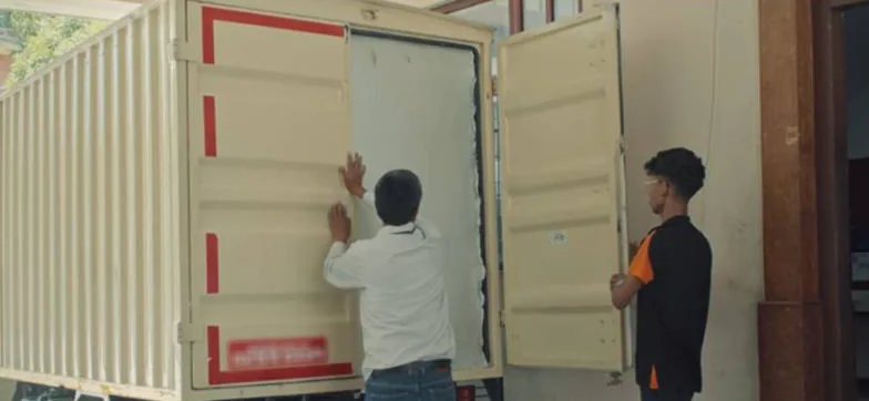 Sealed vehicle being closed after loading